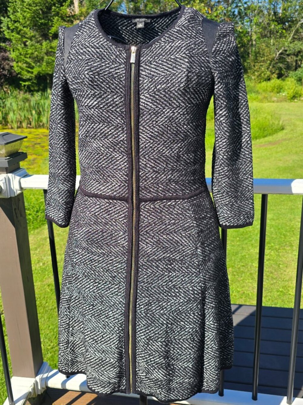 Ann Taylor B&W knit front zip dress size small, NWT